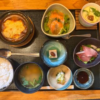チーズのせハンバーグ　赤味噌ソース膳