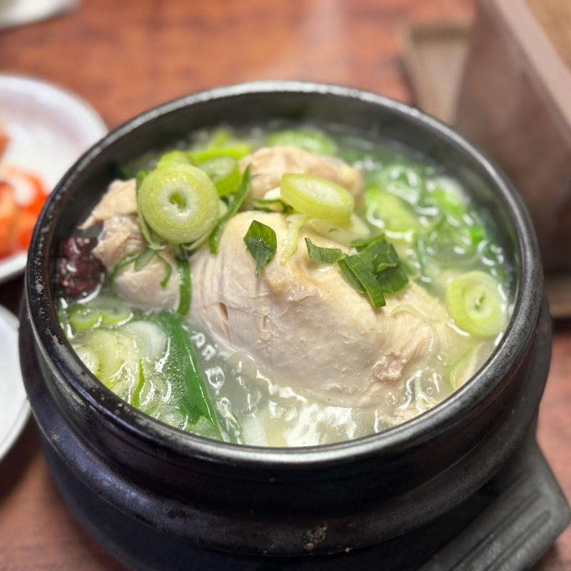 参鶏湯(한방삼계탕)