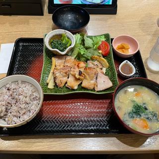 鶏もも肉と筍の麦みそ漬け炭火焼き定食、麦味噌汁(大戸屋ごはん処 川崎銀柳街店)