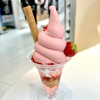 いちごソフトパフェ(うらかわ菅農園)