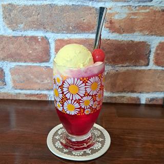 クリームソーダ イチゴ