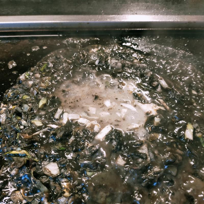 イカスミもんじゃ焼き(浅草もんじゃ香味家 雷門通り店)