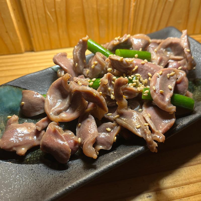 砂ずりとニンニクの芽炒め(京都酒場赤まる )