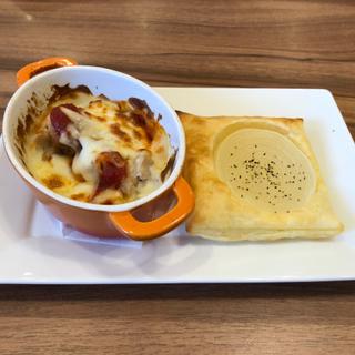 チキントマトグラタン&オニオンパイ（ライトミールランチ）