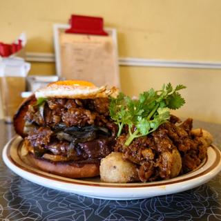 BBQ牛すじエッグバーガー