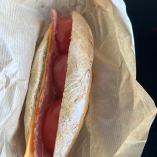 ベーコントマトチーズのバゲットサンド