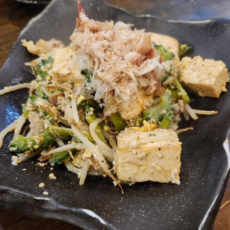 うちなーゴーヤーチャンプルー(居酒屋 くぅ)