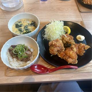 唐揚げ定食(唐揚げ4個、ライス→ミニチャーシュー丼、スープ→玉子スープ)(金まる餃子)