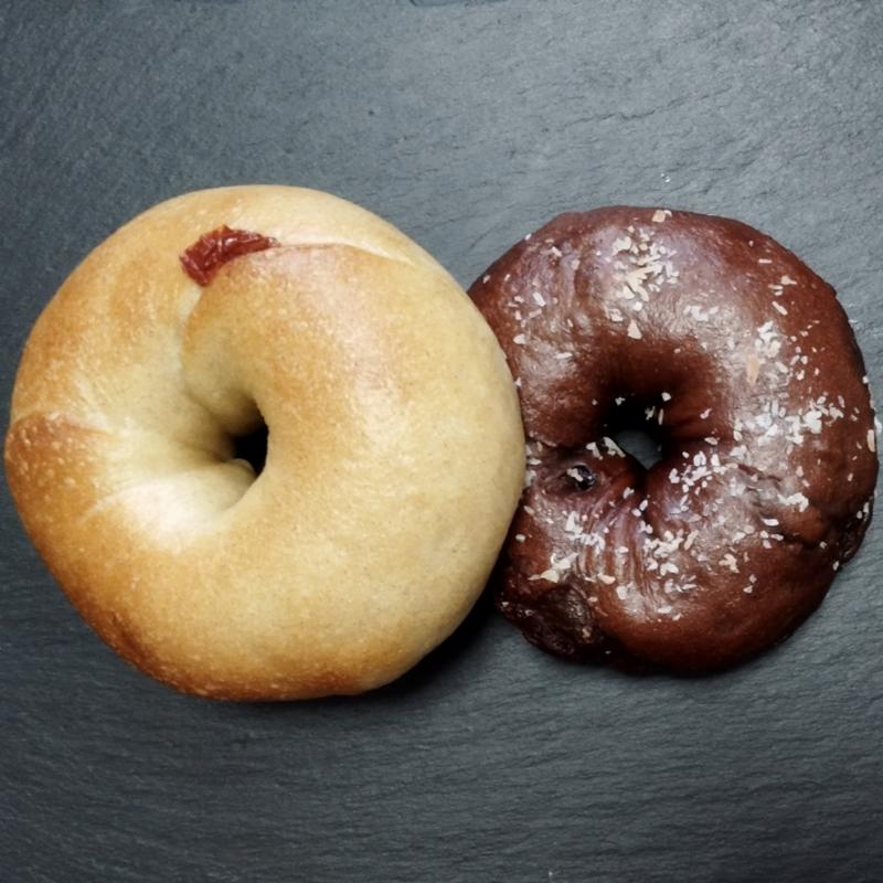 トマトとクリームチーズ、クランベリーチョコラ(土曜と日曜とソフトクリームとベーグル)