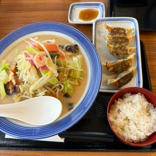 野菜たっぷりちゃんぽん　ごはん　餃子