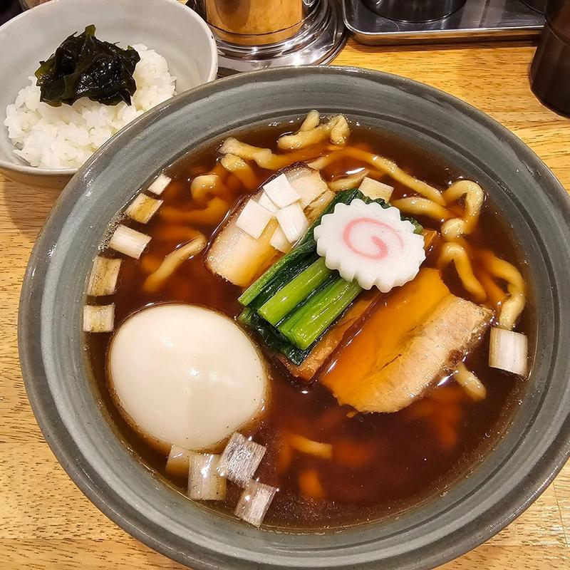 だしそば 中太麺 味玉 ごはん(自家製佃煮付き)(だしと麺 遊泳)