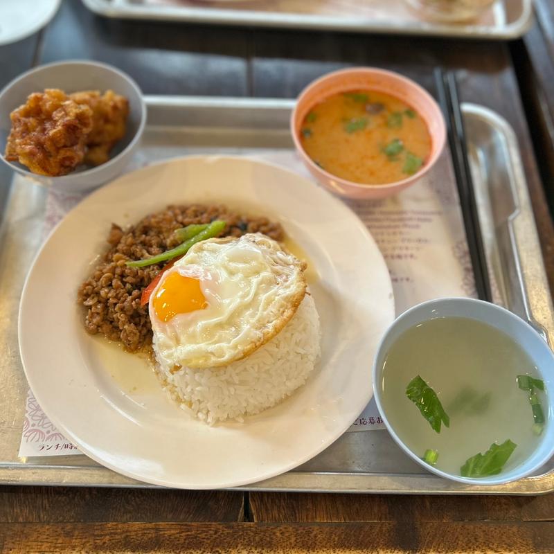 タイのガパオライス、ハーブ風味の鶏からあげ、鶏のトムヤムスープ(東桜パクチー)