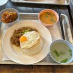 タイのガパオライス、ハーブ風味の鶏からあげ、鶏のトムヤムスープ(東桜パクチー)
