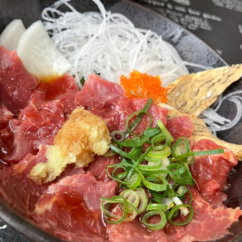 馬刺し丼(食いもん屋 北甲斐道)