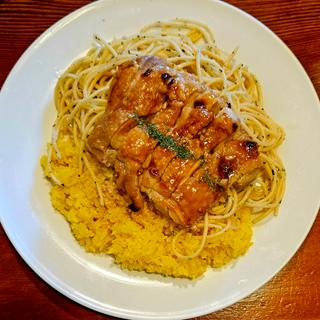 照り焼き風チキン バターライスとスパゲッティ添え