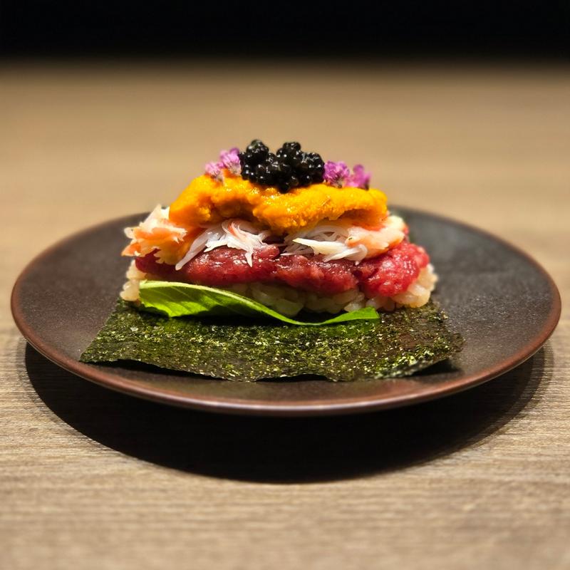 ずわい蟹と生雲丹の和牛手巻き
キャビア添え 2貫(焼肉うしごろ 梅田店)