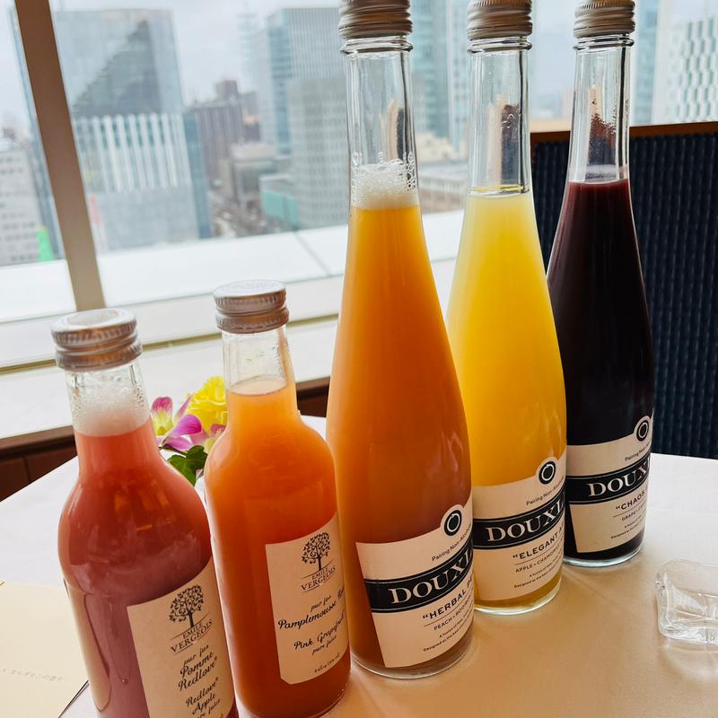 オシャレなお店でうやうやしく出されるフルーツとハーブティーミックスのノンアル(ミクニ サッポロ)