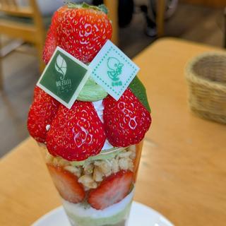 玉林園グリーンソフトとイチゴの和歌山コラボパフェ(観音山フルーツパーラー)