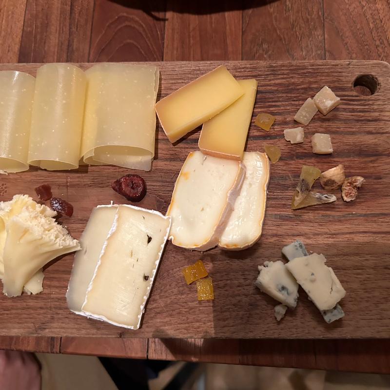 7種のチーズ盛り合わせ(ワインの酒場。ディプント 上野御徒町店)