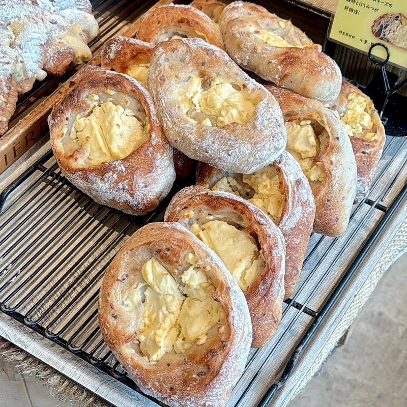 Rベイカー流クリームチーズパン(アールベイカー エキアプレミエ和光店)