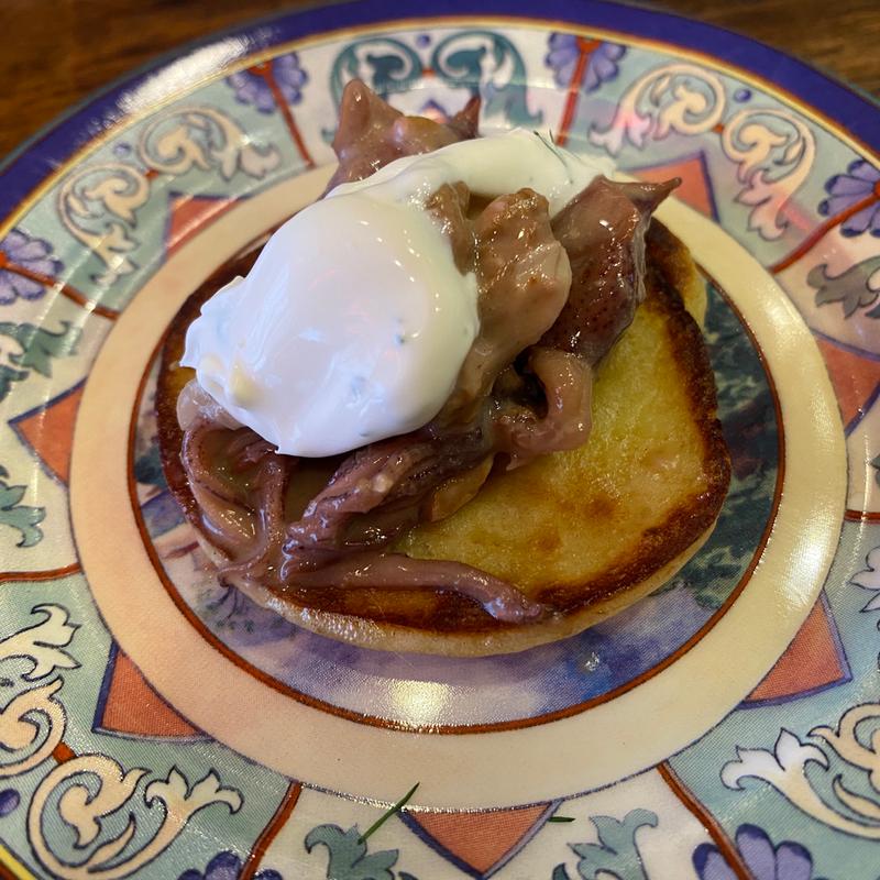 兵庫県産ホタルイカと胡桃のマリネとハーブのサワークリーム じゃがいものブリニ(喜多見のプチ・パリビストロ ナガミネ)