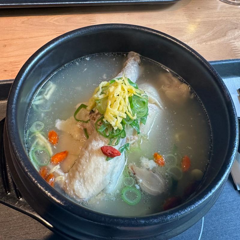 参鶏湯(韓国食堂 入ル グラングリーン)