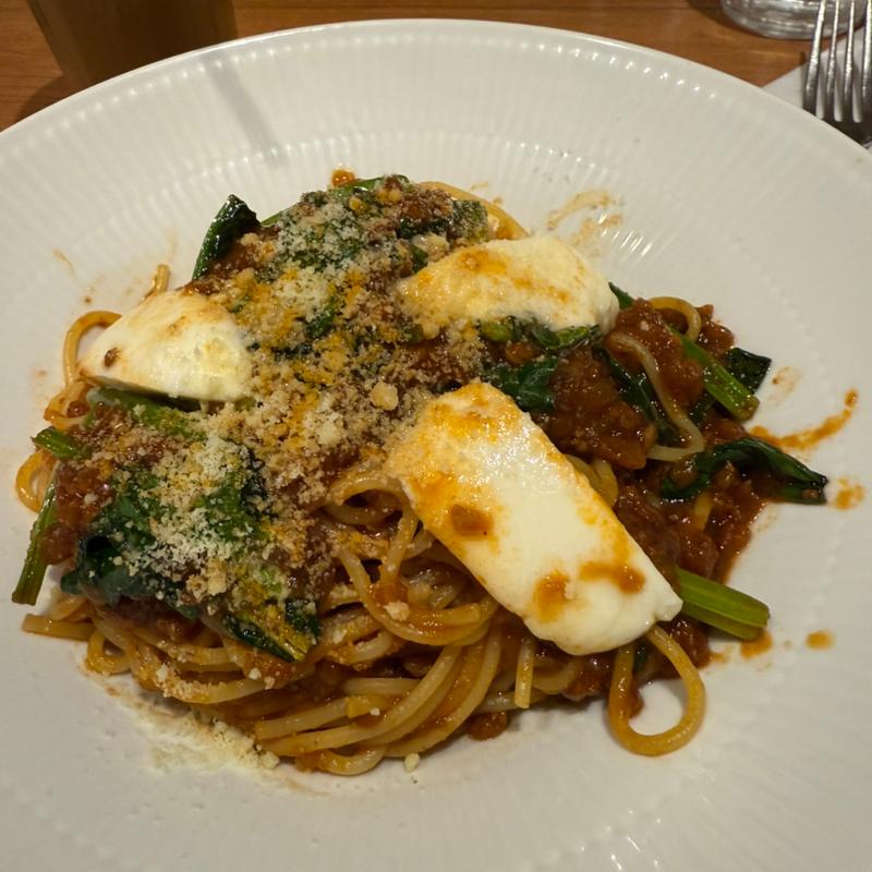 北海道モッツァレラチーズとほうれん草のミートソース(イタリアンダイニング DoNA 経堂コルティ店)