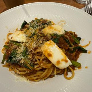 北海道モッツァレラチーズとほうれん草のミートソース(イタリアンダイニング DoNA 経堂コルティ店)