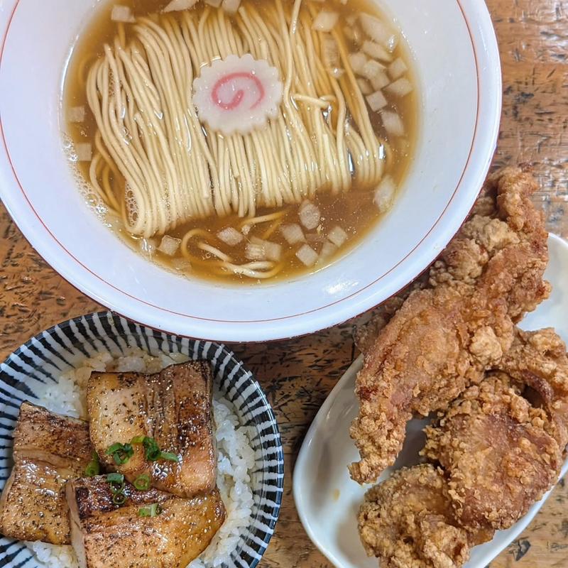 水出し煮干しかけ 唐揚げ2個 肉飯(らぁ麺ここん)
