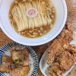 水出し煮干しかけ 唐揚げ2個 肉飯