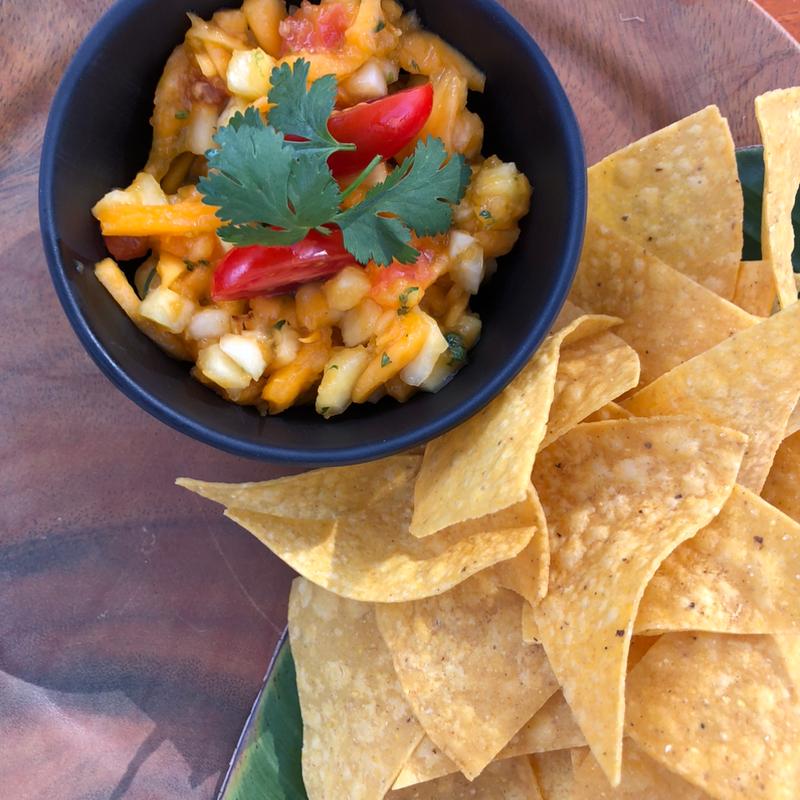 TOMATO, PAPAYA AND PINEAPPLE SALSA WITH CHIPS (東京アメリカンクラブ （Tokyo American Club）)