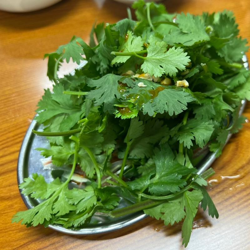 パクチーサラダ(ジンギスカン羊はち 三軒茶屋店)