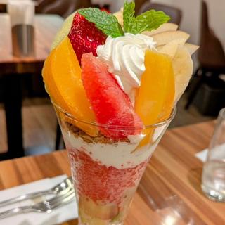 フルーツパフェ(いたがき 本店(仙台市宮城野区二十人町))