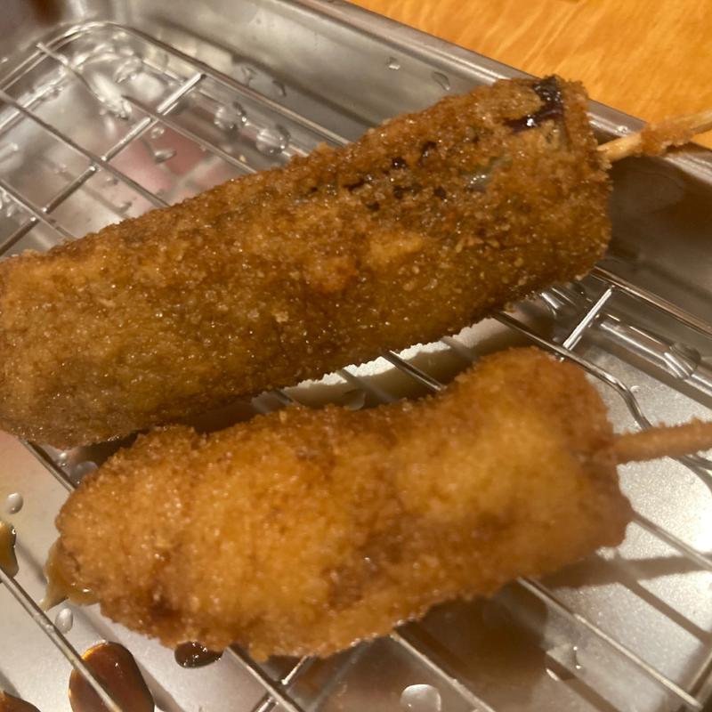 鶏もも（165円）&なす（143円）(生中290円・元祖串かつめだま伏見桃山店)