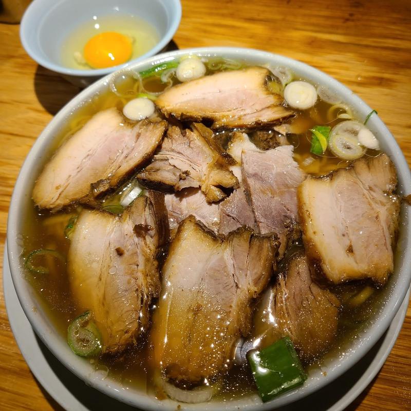 チャーシューメン 大盛 追いチャーシュー 生卵(えっちゃんラーメン。田町店)