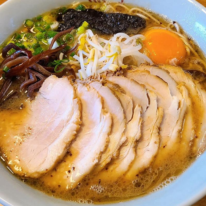 大盛りチャーシューラーメン 生玉子(黒亭 力合店)