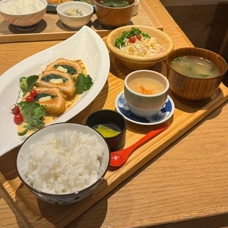 キングサーモンとチーズと野菜のミルフィーユ(お台所ふらり 栄スカイル店)