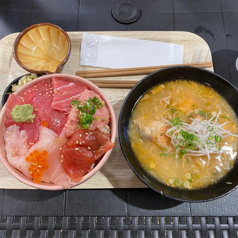 トロとろとろ丼と鮭汁(海鮮丼 とと丸（道の駅サーモンパーク千歳）)