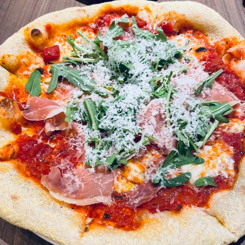 スペイン産生ハムとセルバチコのトマトピッツァ(パティスリー＆カフェ デリーモ 東京ミッドタウン日比谷店)