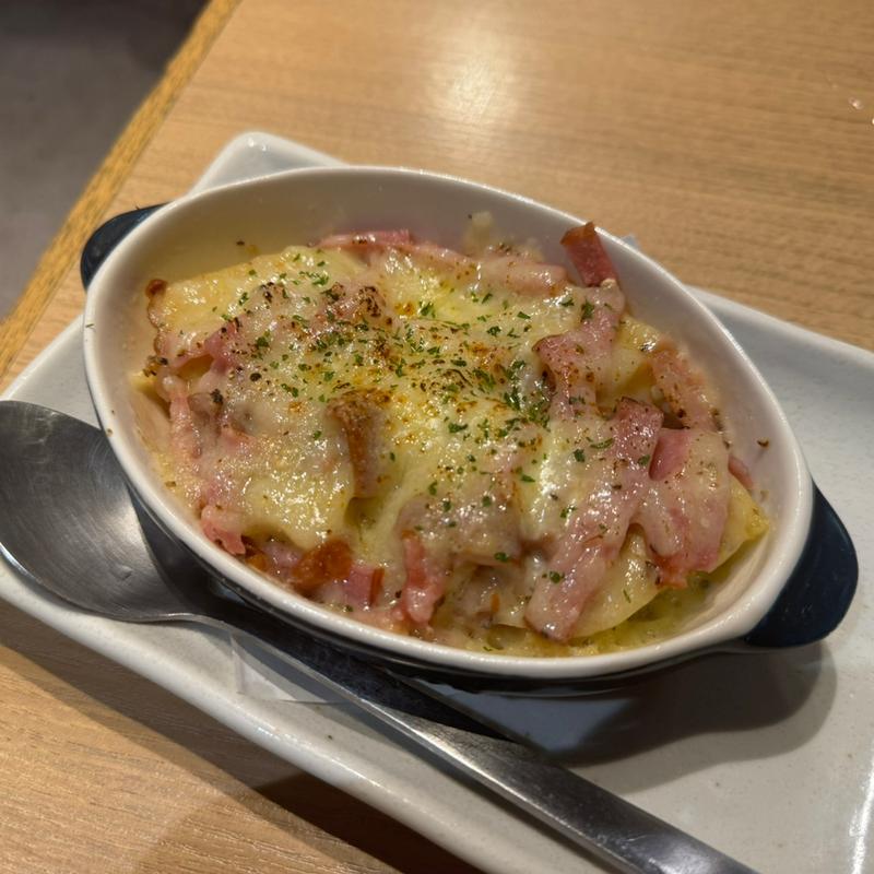 新じゃがとベーコンチーズ焼き(酒と飯　たまる食堂)