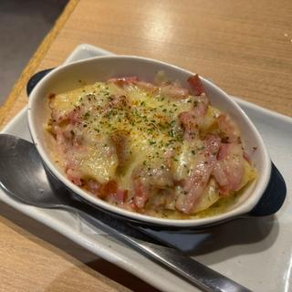 新じゃがとベーコンチーズ焼き(酒と飯　たまる食堂)