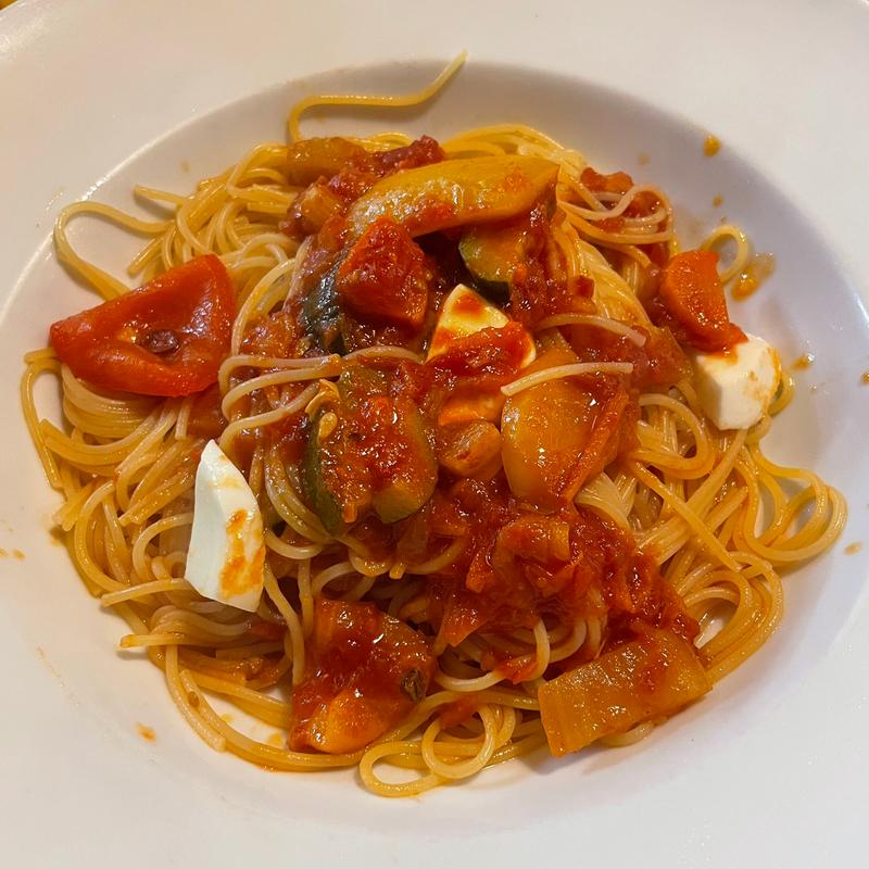 野菜のトマト煮込みとモッツァレラチーズのスパゲッティ (Osteria ろじえ)