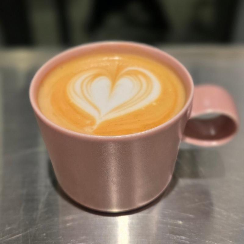 ラテ HOT(エチオピア グジ ウラガ)(LOHE COFFEE & COFFEE COCKTAIL/大阪梅田店)