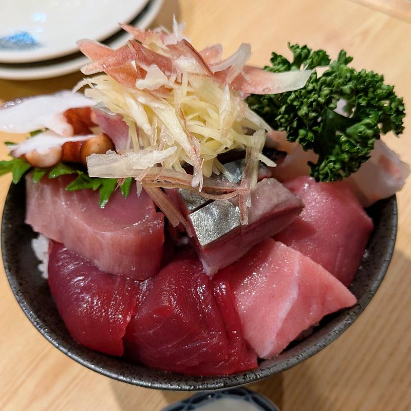 おまかせ海鮮丼(もと)