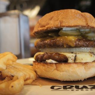 クラシックダブルチーズ(CRUZ BURGERS & CRAFT BEERS （クルズバーガーズ アンド クラフトビア）)