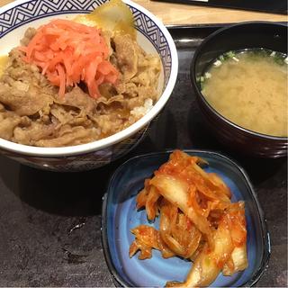 牛丼＋キムチ、味噌汁