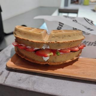 ヌテラストロベリーワッフル ノーマル(waffle khan)