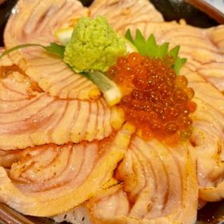 こぼれサーモンいくら丼
