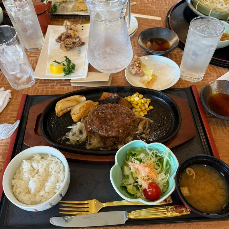 国産牛鉄板焼きハンバーグシャリアピンソース(東武藤が丘カントリー倶楽部)