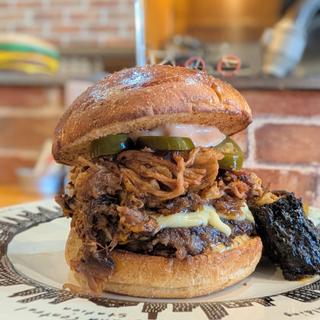 SMOKY PULLED PORK BURGER